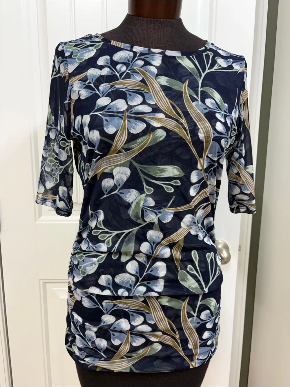 White House Black Market Navy Mesh Botanical Print Top Size M - Picture 1 of 3